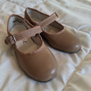 Girls size 10 tap shoes.
